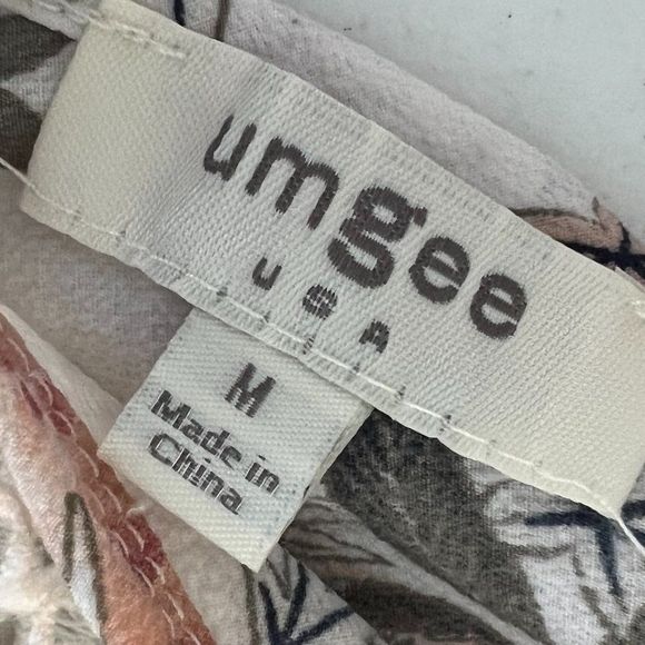 Umgee Floral Romper with Lace V-neckline Size Medium - Picture 7 of 8